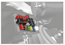 Citroen Nemo. Accès aux fusibles sous le capot moteur