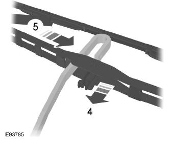 Ford Transit Connect. Remplacement des balais d'essuie-glaces