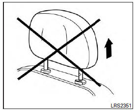 Nissan NV200. Pour l'appuie-tête non réglable