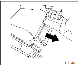 Nissan NV200. Retrait de la roue de secours et des outils du coffre