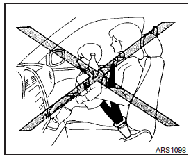 Nissan NV200. Précautions concernant les ensembles de retenue d'enfant 